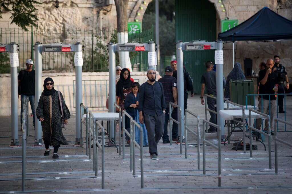 מגנומטרים סמוך לשער האריות בעיר העתיקה בירושלים, סמוך להר הבית. | יונתן זינדל, פלאש 90 מגנומטרים סמוך לשער האריות בעיר העתיקה בירושלים, סמוך להר הבית. | יונתן זינדל, פלאש 90