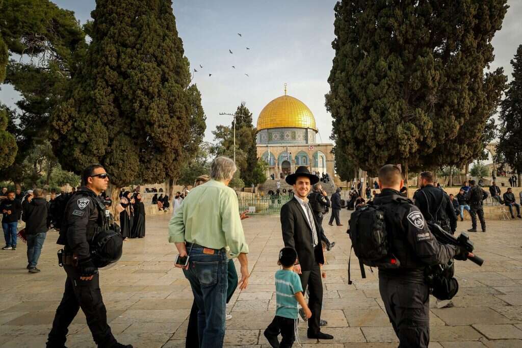 שוטרים מלווים יהודים שעלו להר הבית במהלך חג הפסח בשנה שעברה. | ג'מאל עוואד, פלאש 90