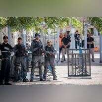 שוטרי משטרת ישראל על רקע מגנומטרים סמוך לשער האריות בעיר העתיקה בירושלים, סמוך להר הבית. | יונתן זינדל, פלאש 90