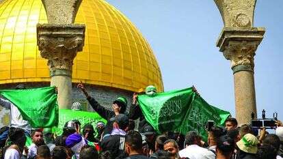 מוסלמים אוחזים בדגלי חמאס בהר הבית בחודש רמדאן אשתקד, אפריל 2023. | ג'מאל עוואד, פלאש 9