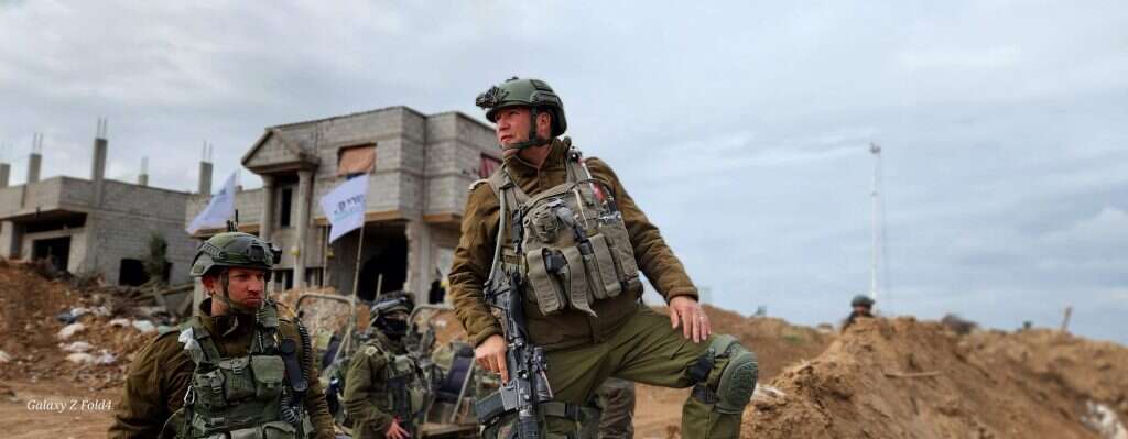 "אדם יוצא מלחימה גם עם מטענים של עוצמה". קלנר בלחימה ברצועת עזה. | אליוסף שחר "אדם יוצא מלחימה גם עם מטענים של עוצמה". קלנר בלחימה ברצועת עזה. | אליוסף שחר