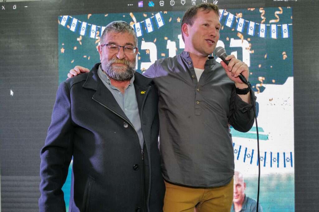 "מעשה טוב ויפה". עם רוקח, ראש המועצה היוצא, במוצאי הבחירות. | מיכאל גלעדי - פלאש 90 "מעשה טוב ויפה". עם רוקח, ראש המועצה היוצא, במוצאי הבחירות. | מיכאל גלעדי - פלאש 90