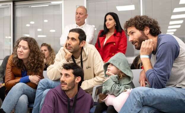 "לא יכולתי לשער את מסע הבריחה ההירואי של אלון". בני המשפחה ממתינים לירדן ביום השחרור. | דו"צ