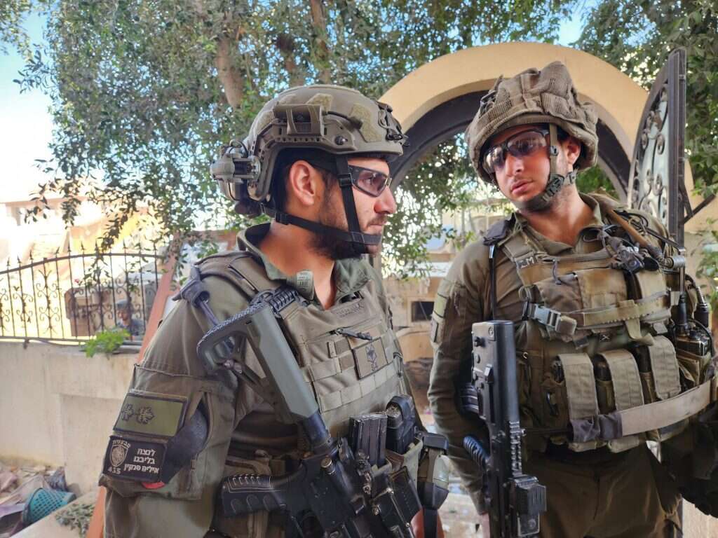 סא"ל ענאן פארס (משמאל) וסרן איתמר. | ישי אלמקייס