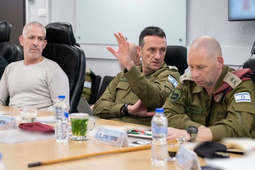 אלוף פיקוד דרום, ירון פינלקמן, עם הרצי הלוי ורונן בר. | דובר צה"ל