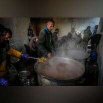 חלוקת מזון בשפע ברחובות רצועת עזה. | עאבד ראחים חאטיב, פלאש 90