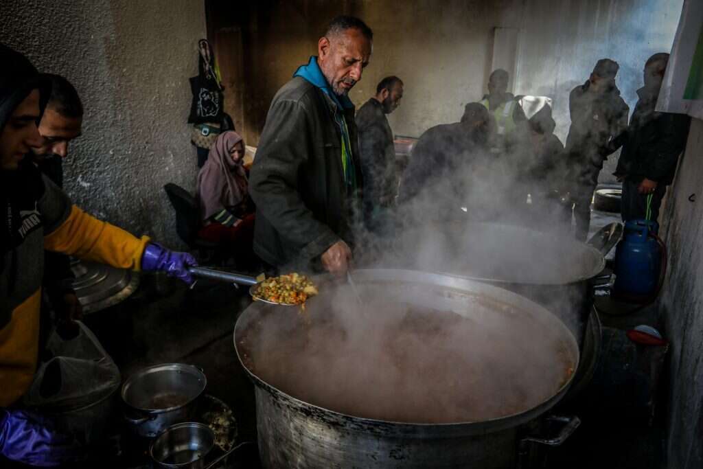חלוקת מזון בשפע ברחובות רצועת עזה. | עאבד ראחים חאטיב, פלאש 90