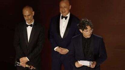 ג'ונתן גלייזר (מימין) נושא נאום נגד ישראל אחרי זכייה בסרט הבינלאומי הטוב ביותר. | EPA ג'ונתן גלייזר (מימין) נושא נאום נגד ישראל אחרי זכייה בסרט הבינלאומי הטוב ביותר. | EPA