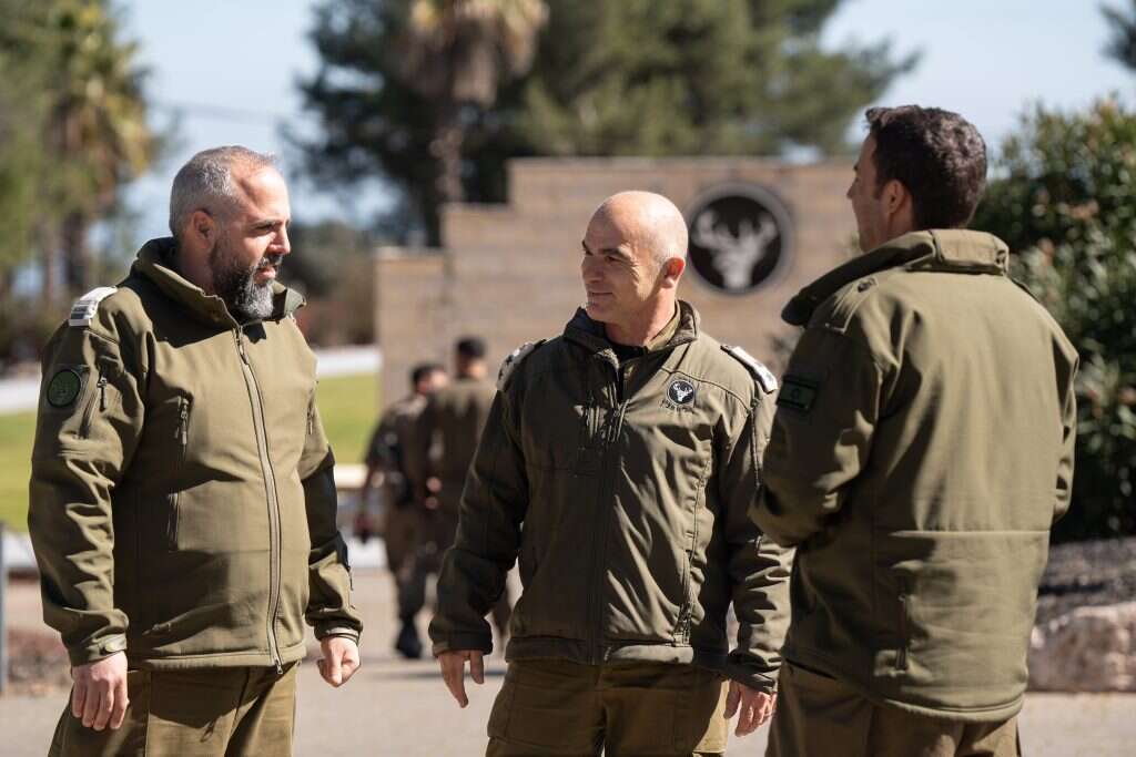 סא"ל במיל' יאיר ברנס (במרכז) ומשמאלו סרן במיל' איתן אורן בפיקוד הצפון. | אייל מרגולין - ג'יני