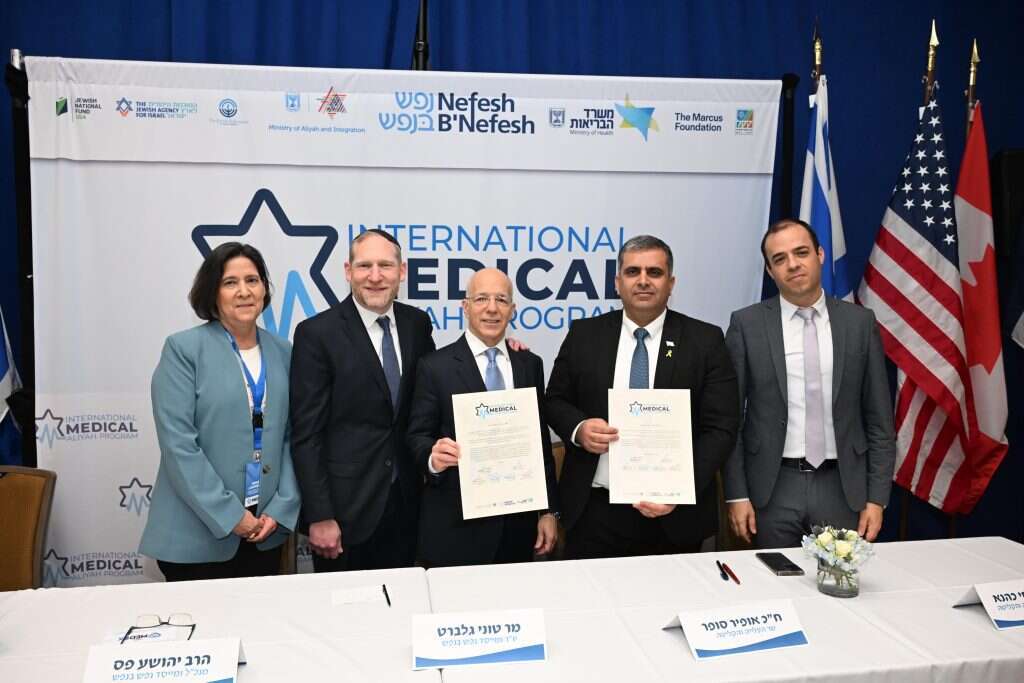 מימין לשמאל: מנכ״ל משרד העלייה והקליטה, עו״ד אביחי כהנא. שר העלייה והקליטה, אופיר סופר. מייסד-שותף ויו"ר 'נפש בנפש', טוני גלברט. מייסד-שותף ומנכ"ל 'נפש בנפש', הרב יהושע פס. מנהלת החטיבה לטכנולוגיות רפואיות במשרד הבריאות, ד"ר אסנת לוקסנבורג. | ניר אריאלי