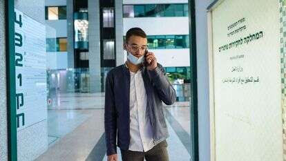 חיים מזרחי במשרדי מח"ש. | יונתן זינדל, פלאש 90