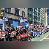 הפגנה למען החטופים בבניין האו"ם בניו יורק. | ריקי רט