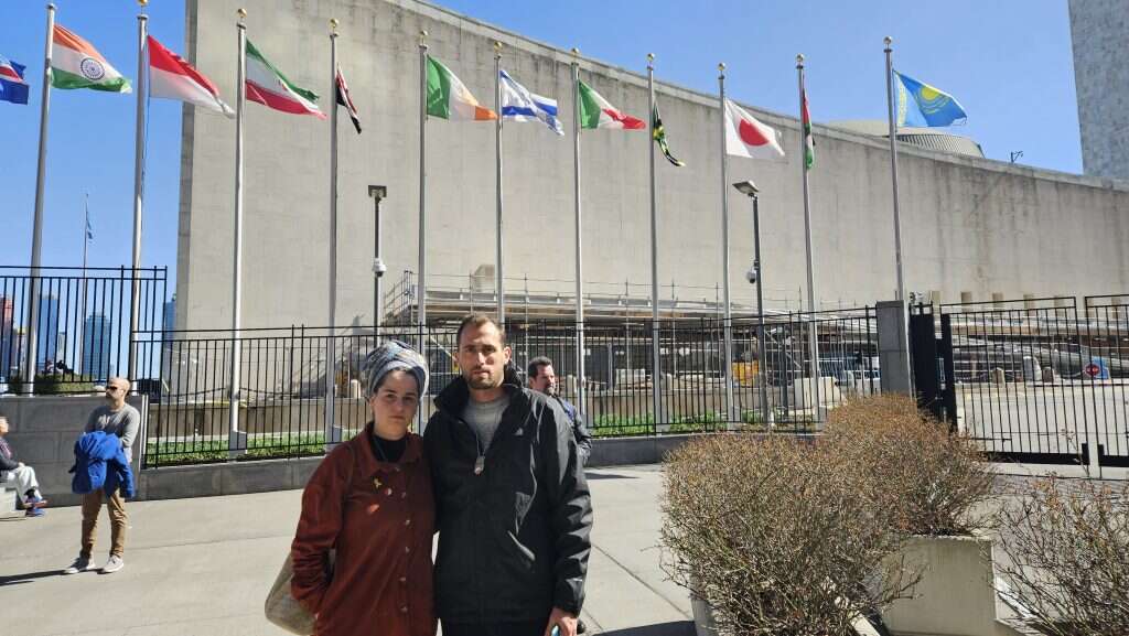 בני משפחתו של אבינתן אור, בשולי ההפגנה למען החטופים בבניין האו"ם בניו יורק. | ריקי רט