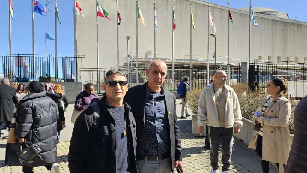 אבא של שני לוק לצד דודה של נעה ארגמני, בשולי ההפגנה למען החטופים בבניין האו"ם בניו יורק. | ריקי רט