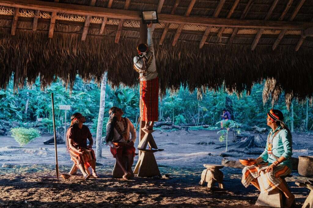 החשמל מגיע לכפר. תאורה בלב האמזונס באקוודור. | Misha Vallejo Prut for The Washington Post