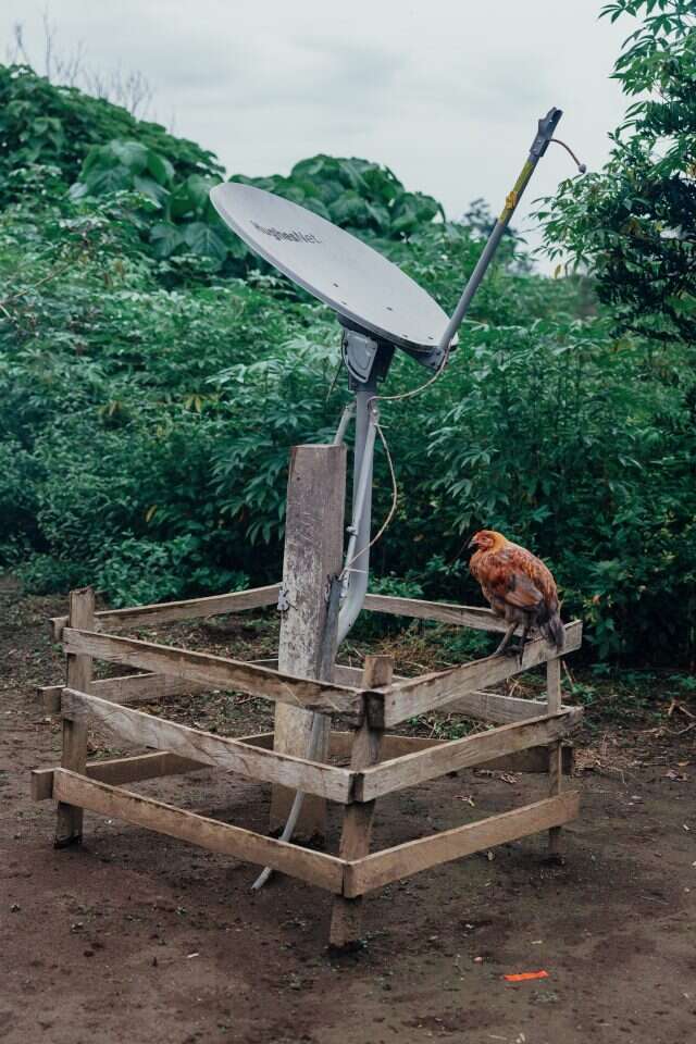 אנטנת לוויין בלב האמזונס באקוודור. | Misha Vallejo Prut for The Washington Post