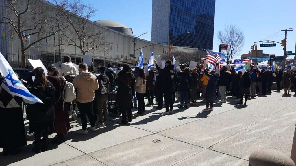 הפגנה למען החטופים בבניין האו"ם בניו יורק. | ריקי רט