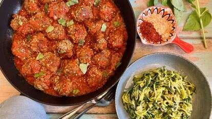 זוקיני ומיטבולס. | עדי גבירצמן, התפריט