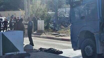 המחבל המנוטרל בזירת הפיגוע במחסום המנהרות. | תנועת רגבים