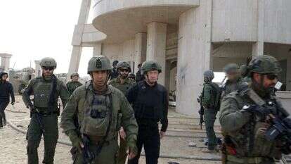 גלנט בעת הסיור ברצועה. | אריאל חרמוני, משרד הביטחון