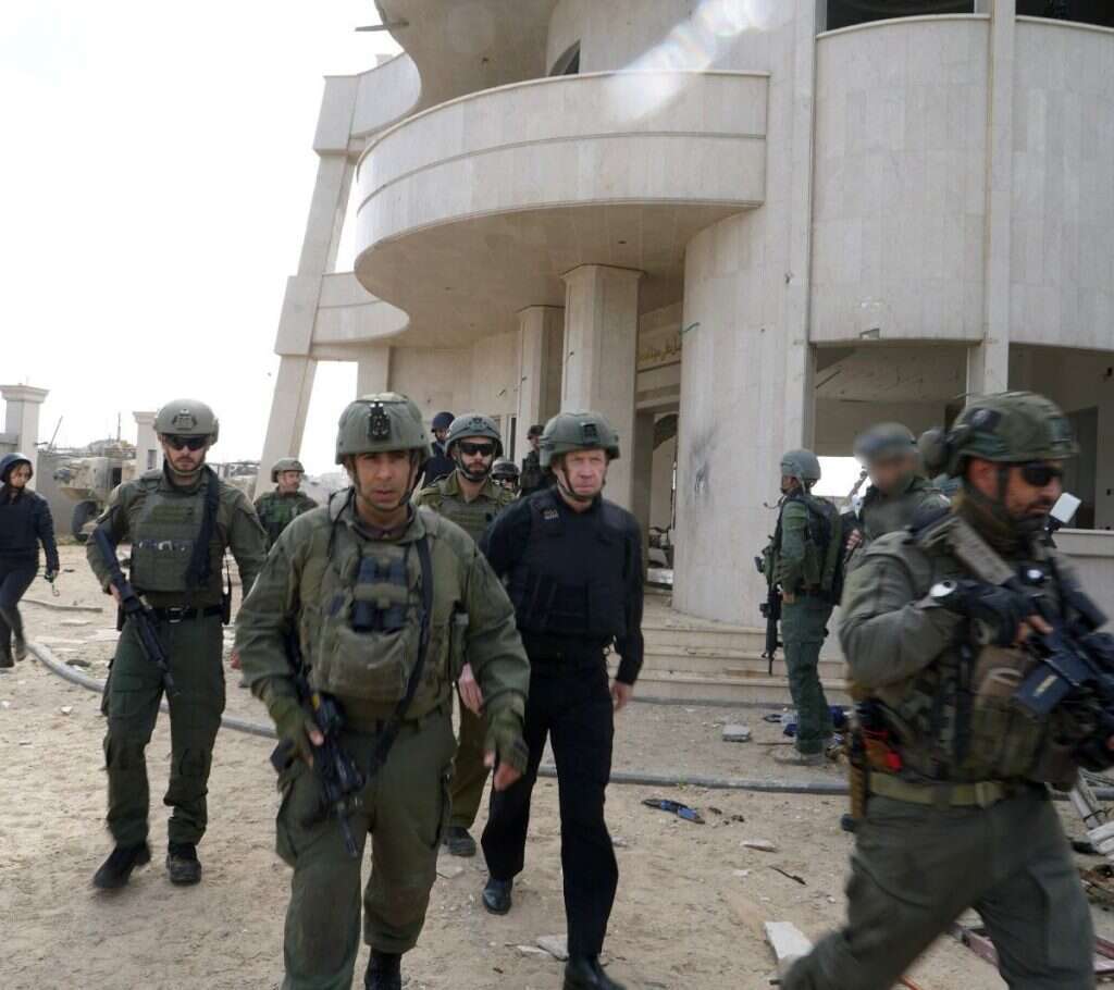 גלנט בעת הסיור ברצועה. | אריאל חרמוני, משרד הביטחון