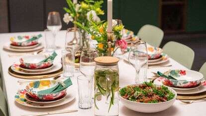 נעמן שולחן חג עם כלי הגשה מקרמיקה סדרת קפרי | תמי בר שי