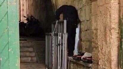 הגדרות המדוברות בעיר העתיקה בירושלים, סמוך לאחד משערי הכניסה להר הבית הגדרות המדוברות בעיר העתיקה בירושלים, סמוך לאחד משערי הכניסה להר הבית