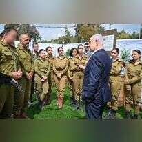 נתניהו עם התצפיתניות במחנה עופר. | קובי גדעון/לע"מ