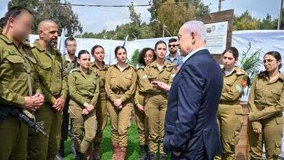 נתניהו עם התצפיתניות במחנה עופר. | קובי גדעון/לע"מ נתניהו עם התצפיתניות במחנה עופר. | קובי גדעון/לע"מ