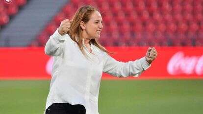 איריס אנטמן כמאמנת על המגרש. | באדיבות המצולמת