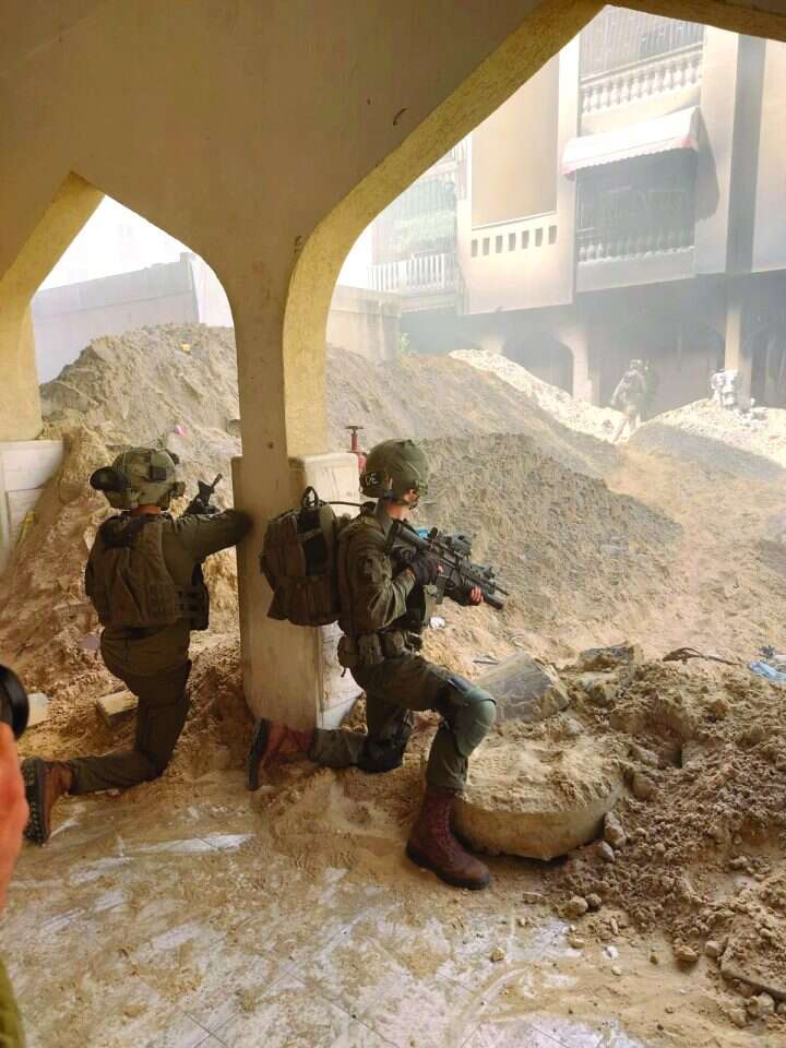 חיילי צה"ל בשכונת חמד, חאן־יונס. | אלישיב רייכנר