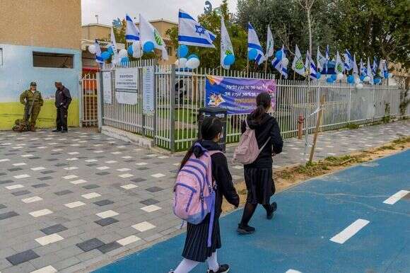 בית ספר בשדרות, לאחר חידוש הלימודים בו. | לירון מולדובן, פלאש 90 בית ספר בשדרות, לאחר חידוש הלימודים בו. | לירון מולדובן, פלאש 90