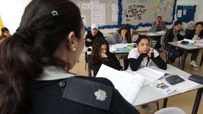 מורה קצינה בבית ספר בבית שמש. | נתי שוחט ,פלאש 90 מורה קצינה בבית ספר בבית שמש. | נתי שוחט ,פלאש 90