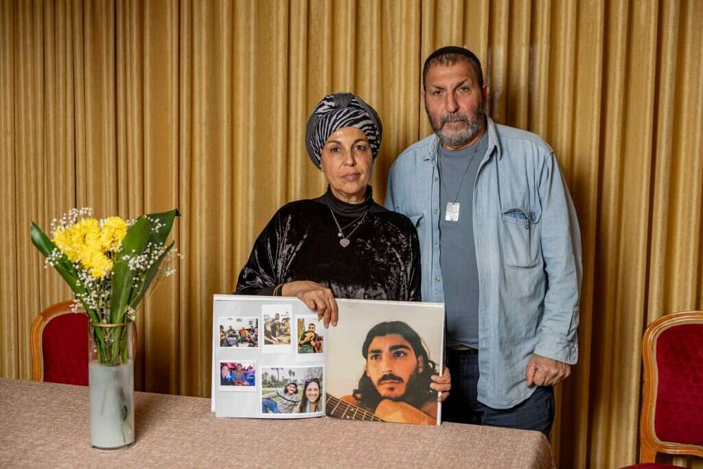 איטל ואלי ביטון עם תמונת בנם, בניהו ז"ל. | נעמה שטרן