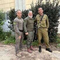 מימין: אילן שווט, אבשלום חביב ואוהד ניימרק בקיבוץ סעד, בשבוע שעבר. | אריאל שנבל