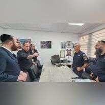 פינסקי (באמצע משמאל) בתחנת משטרה בבאר־שבע, 2023. | ארגון "חברים"