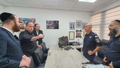 פינסקי (באמצע משמאל) בתחנת משטרה בבאר־שבע, 2023. | ארגון "חברים" פינסקי (באמצע משמאל) בתחנת משטרה בבאר־שבע, 2023. | ארגון "חברים"