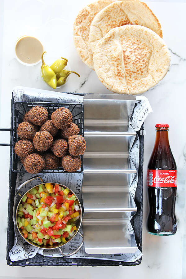 משלוח פלאפל. | ענבל לביא