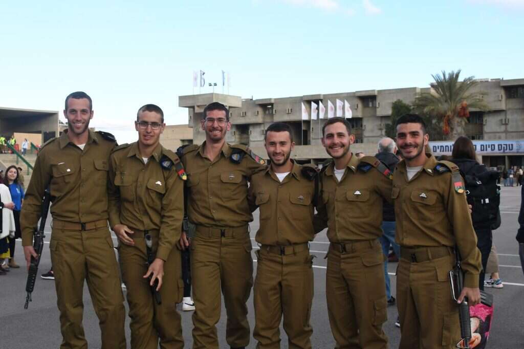 דניאל בסיום קורס קצינים. ראשון משמאל אמיתי גרנות ז"ל שלישי משמאל איתן פיש ז"ל  חמישי משמאל דניאל פרץ ז"ל שיובא היום למנוחות. | באדיבות משפחת גרנות
