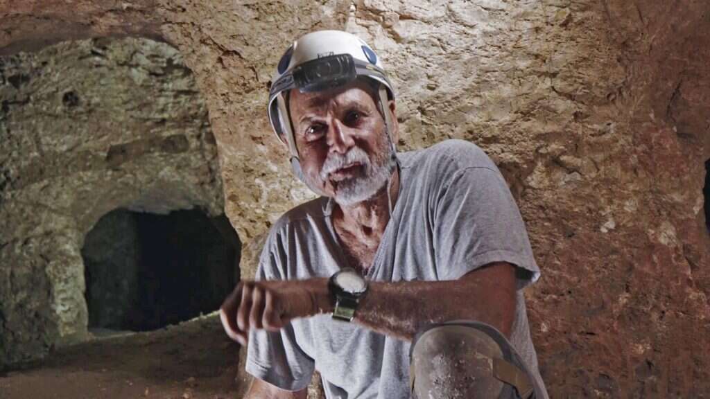 פרופ' ינון שבטיאל במערכת המסתור. | אמיל אלג'ם, רשות העתיקות