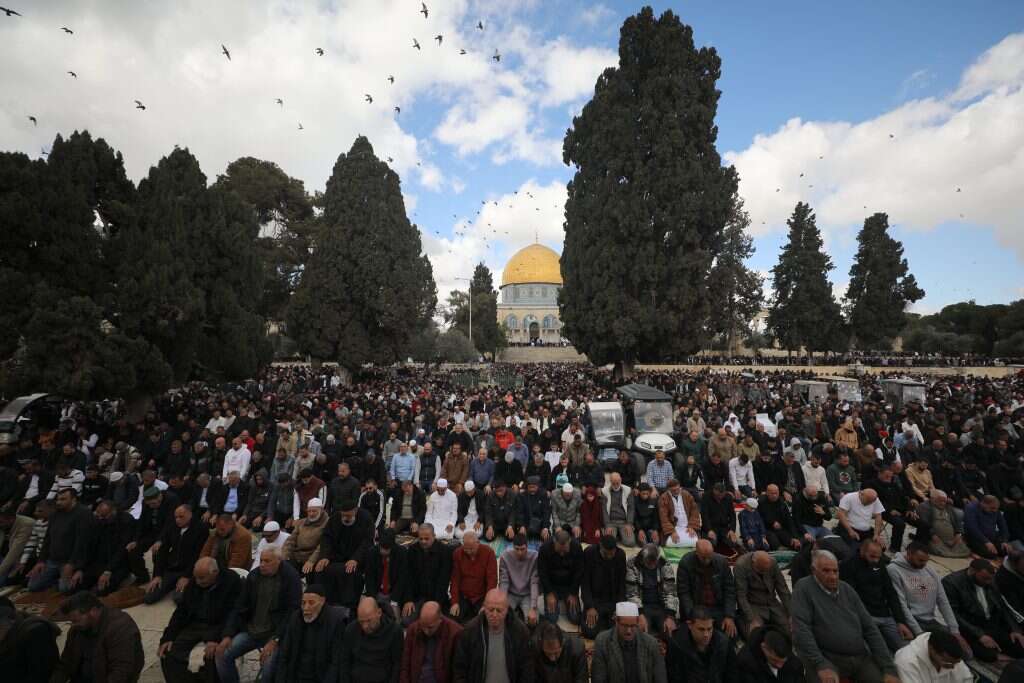 תפילת יום שישי במהלך חודש רמדאן בהר הבית. | EPA תפילת יום שישי במהלך חודש רמדאן בהר הבית. | EPA