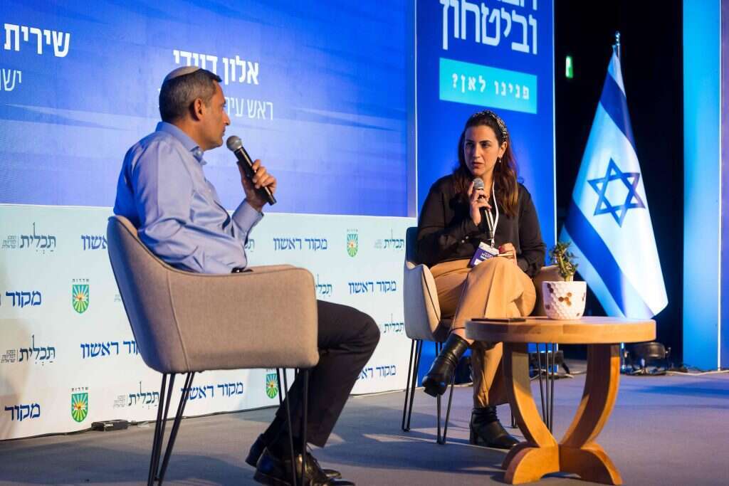 שירית אביטן כהן מראיינת את אלון דוידי, ראש עיריית שדרות בוועידת מקור ראשון לחברה וביטחון בשדרות. | לירון מולדובן