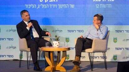 שר החינוך יואב קיש עם עמית סגל בוועידת מקור ראשון לחברה וביטחון בשדרות. | לירון מולדובן שר החינוך יואב קיש עם עמית סגל בוועידת מקור ראשון לחברה וביטחון בשדרות. | לירון מולדובן