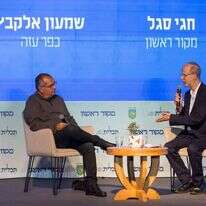 שמעון אלקבץ וחגי סגל בשיחה בוועידת מקור ראשון . | לירון מולדובן