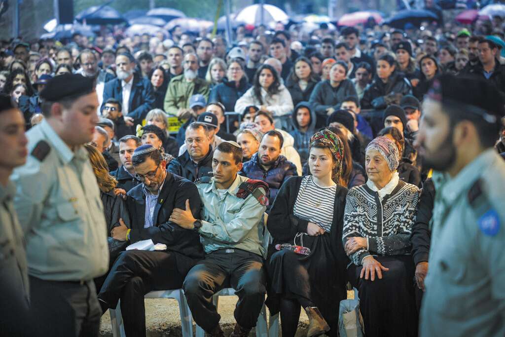 הרב פרץ ובנו יונתן בהלוויה, השבוע. | חיים גולדברג, פלאש 90
