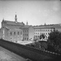 "המנזר סיפק מחסה, ביטחון ומקום מפלט מהמשפחה. לאן יכלו לפנות אם לא לשם?". מנזר האחיות הפליציאניות בקרקוב, 1890. | נתן קריגר, באדיבות המוזיאון ההיסטורי של קרקוב; מתוך הספר