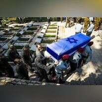 תורה ומסירות. ארונו של רס"ן בן־דוד בהלווייתו בבית העלמין הצבאי הר הרצל, בשבוע שעבר. | אורן בן־חקון