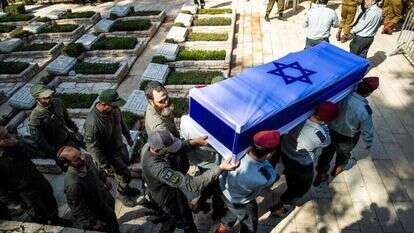 תורה ומסירות. ארונו של רס"ן בן־דוד בהלווייתו בבית העלמין הצבאי הר הרצל, בשבוע שעבר. | אורן בן־חקון