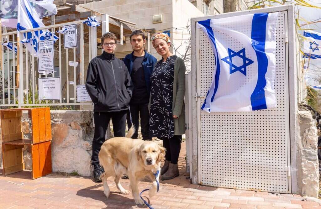 "מה שהתגלה פה, במה שעברנו, הוא הסיפור של השכונה שלנו". משפחת בן־דוד בשכונת היובל, השבוע. | יוסי אלוני