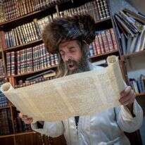 קריאת מגילה בחג פורים. | יונתן זינדל - פלאש 90